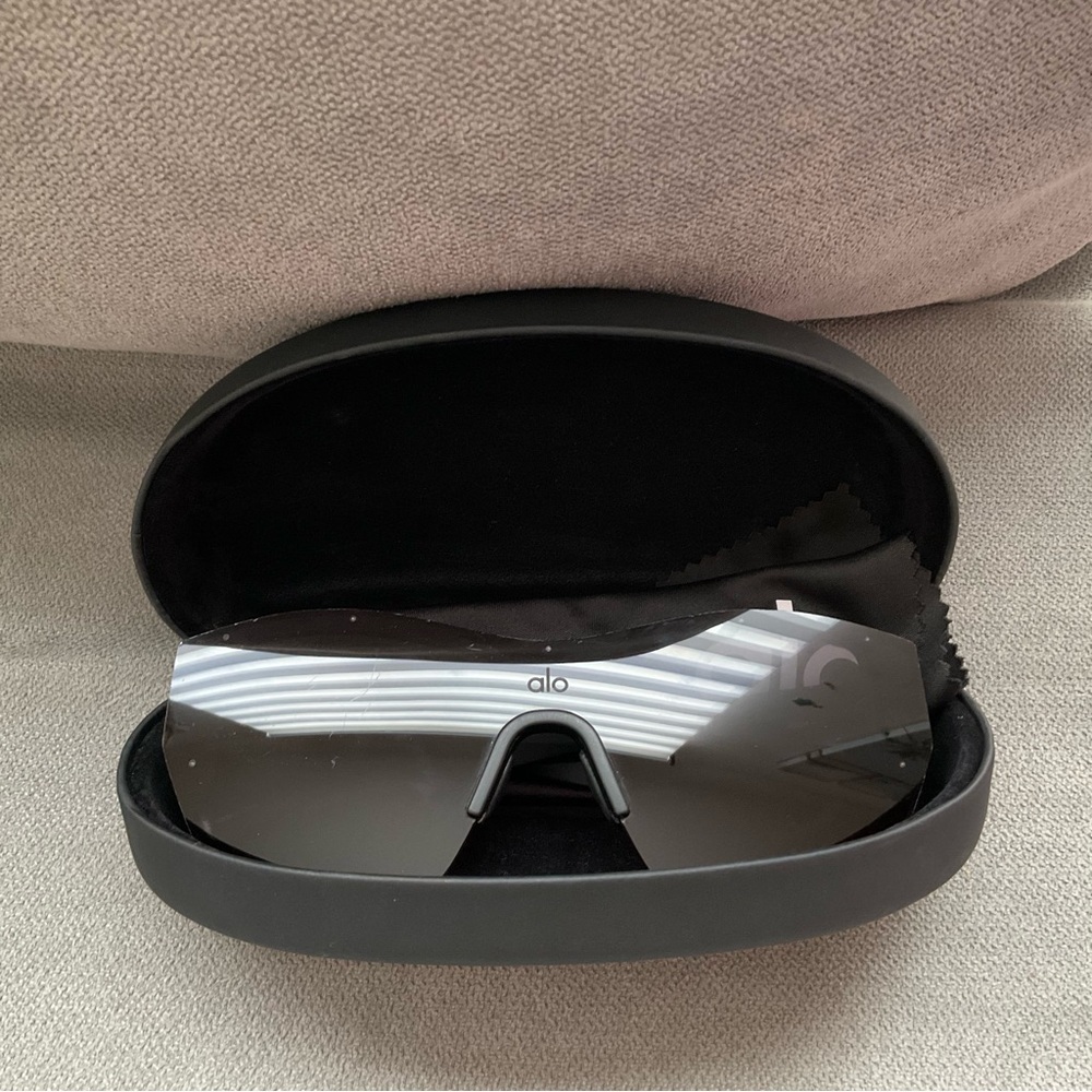 Alo Yoga Stunner Sunglasses Black - Picture 13 of 15